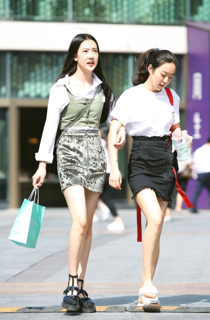 美女小姐姐身穿碎花裙颜色亮丽,时尚又显大气