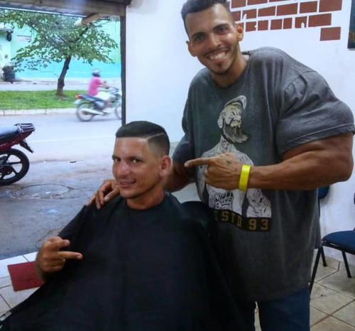 块头|手臂最粗的理发师,全身肌肉隆起,自称绿巨人