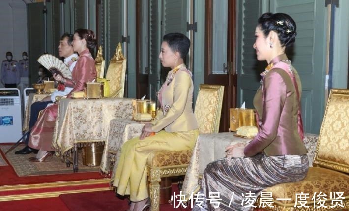 王后&苏提达摆出王后架子,坐着接受诗妮娜叩拜,成功拿捏住“拽妃”