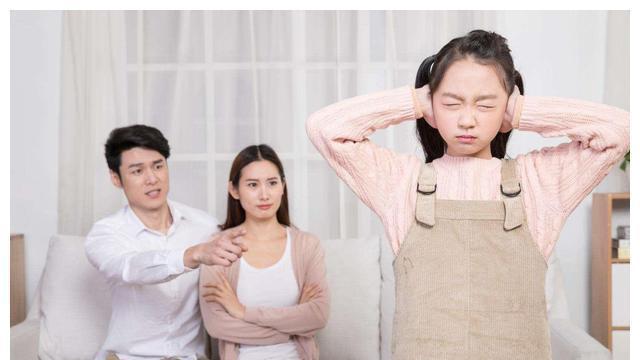 挨打|小女孩跪地哀求：“妈妈你别打我了”，失控的家长真的很可怕