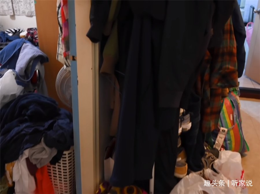 姑娘|“囤积癖”姑娘10㎡卧室，衣服堆积如山，3名整理师8小时打扫干净