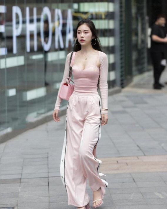 美女|美女一身真“粉”呀，宛如“芭比少女”，人见人爱