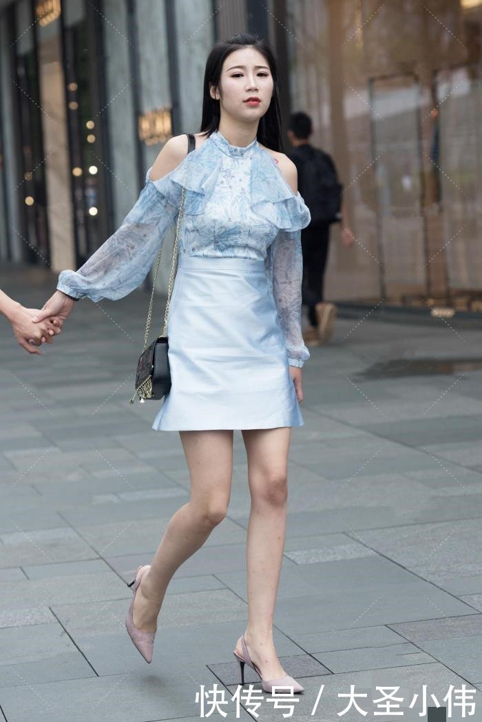 设计|美女街拍灰色短款裙,展现手臂独特的美感,迷人的锁骨