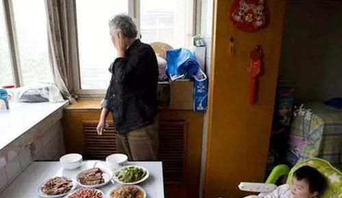 老年人|“中国姥姥”的一天,带娃做家务从早忙到晚,网友:比我上班还累