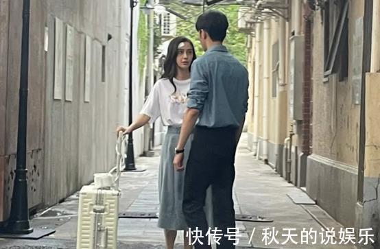 Angelababy拍戏被偶遇,穿T恤配半身裙贴创口贴,表情僵硬太出戏