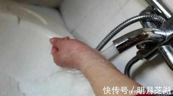 女儿|5岁的女儿在洗澡,突然大喊,妈妈发现却已经来不及了!