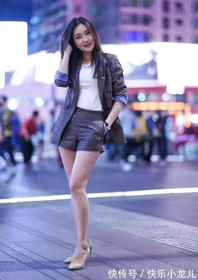 身上穿着 高跟凉鞋,优雅的绑带缠绕在脚踝之上,一种波西米亚的风情