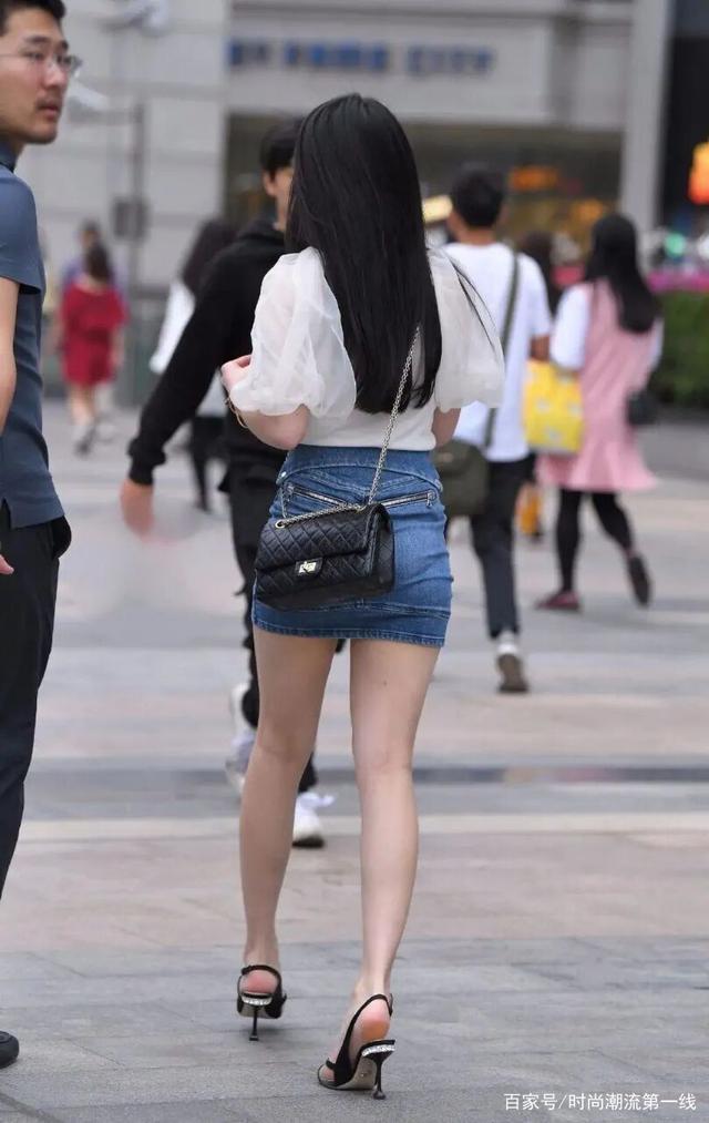 穿搭|最近“牛仔裙”火了，中年女士都在入手，时髦潮流又显气质！