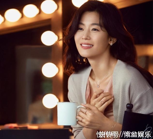 头发|老得慢的女人,总是不会放过下面4种发型,经典活力,格外显气质