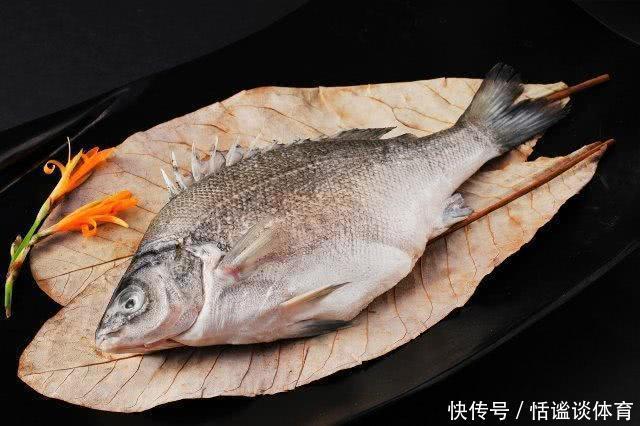 鱼刺卡在喉咙里,喝醋是不对的,教你一招,让鱼刺自己跑出来!