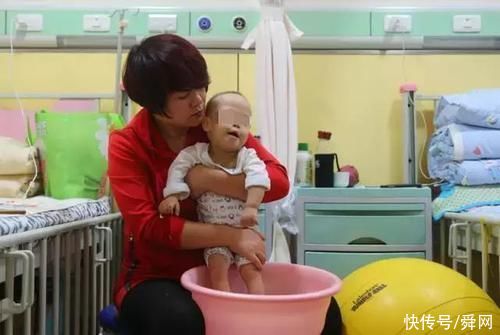 二胎|高龄产妇生下脑瘫二胎，丈夫想离婚，16岁大女儿一句话让宝妈泪目