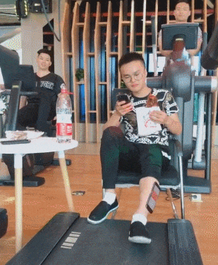 |搞笑GIF:这是哪一路公交车,司机这么漂亮,我也要去坐