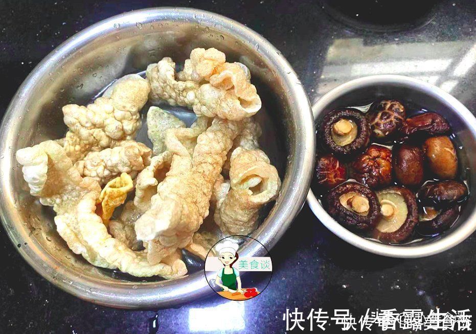 猪皮此做法，简单一煮，比红烧肉香，一次做好放冰箱保存，过年吃