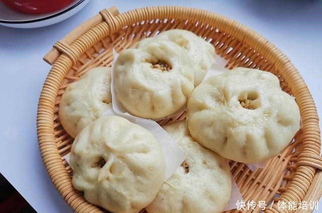 早餐吃包子不用出去买了,自己学会在家做,简单蒸一蒸就可以吃