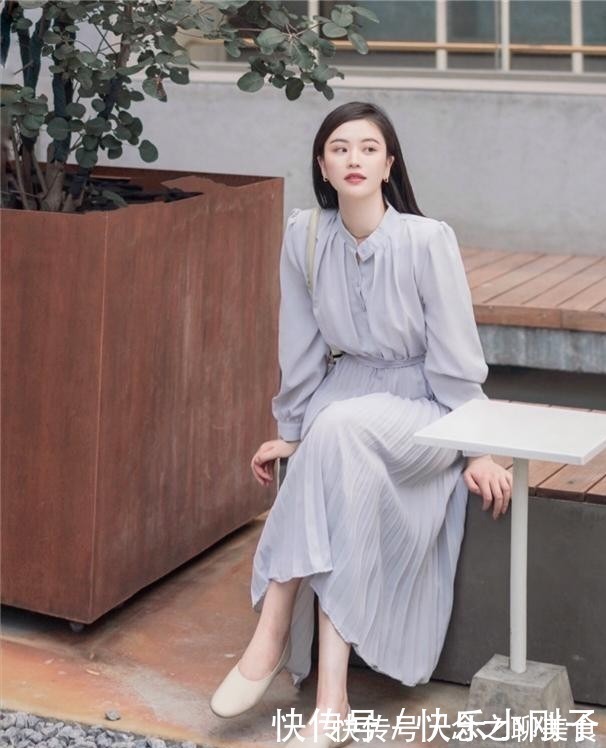 女人味|穿裙子别总配高跟鞋,今夏流行“裙子+低跟鞋”,舒适时髦又气质