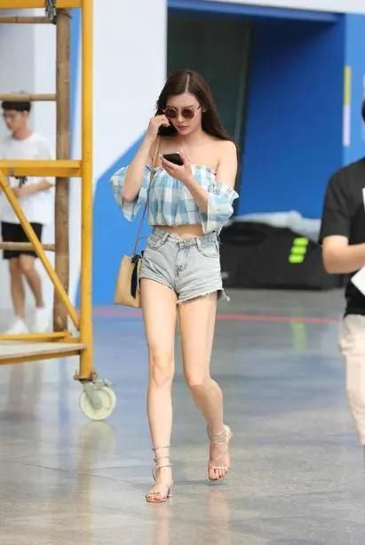 蕾丝|街拍美女：抹胸衫这种显高气质迷人穿搭，不穿一次，这辈子白活了