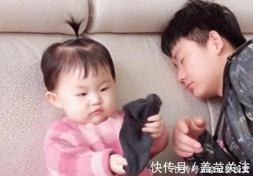臭袜子|爸爸假装被臭袜子熏晕,女儿闻过后也晕了,结果让妈妈忍不住笑喷