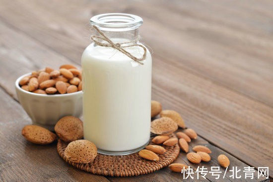 药物|喝牛奶时千万避免吃这一物!公认的“相克”!对身体危害太大!关系到每个人