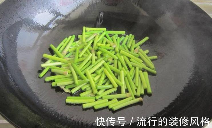 入味|炒蒜苔，不要直接炒或者焯水，巧用一招，蒜苔熟得快，香脆入味