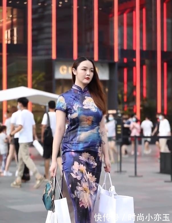 时尚|人来人往的广场，旗袍女孩才是时尚的主角