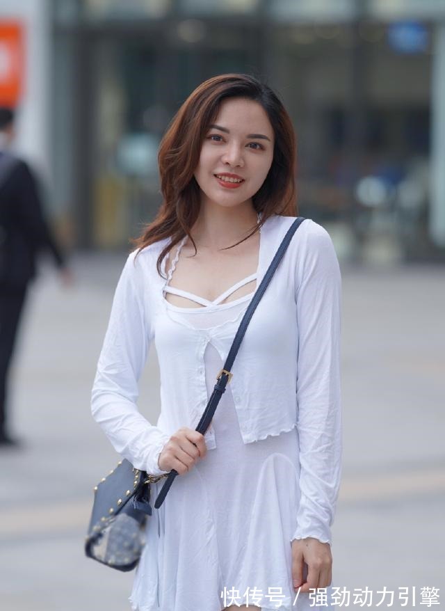 夏日 夏日一身白色裙装搭配,清新迷人优雅十足,让造型美出仙气来