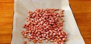 花生米不用水煮，撒点盐泡一下，比油炸得更好吃，咸香酥脆