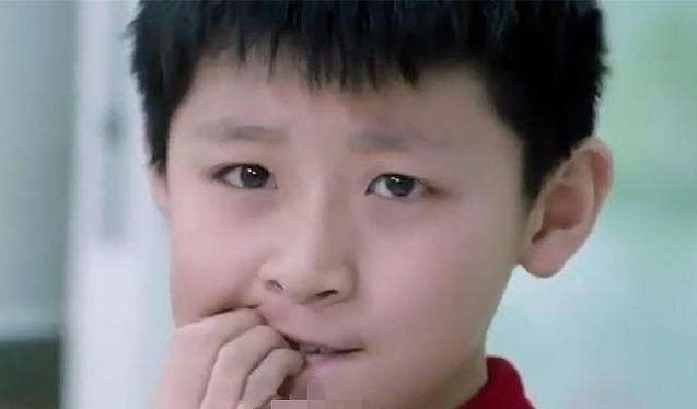 孩子|喜欢“啃指甲”的孩子,长大后会变成啥样医生逃不过两个结局