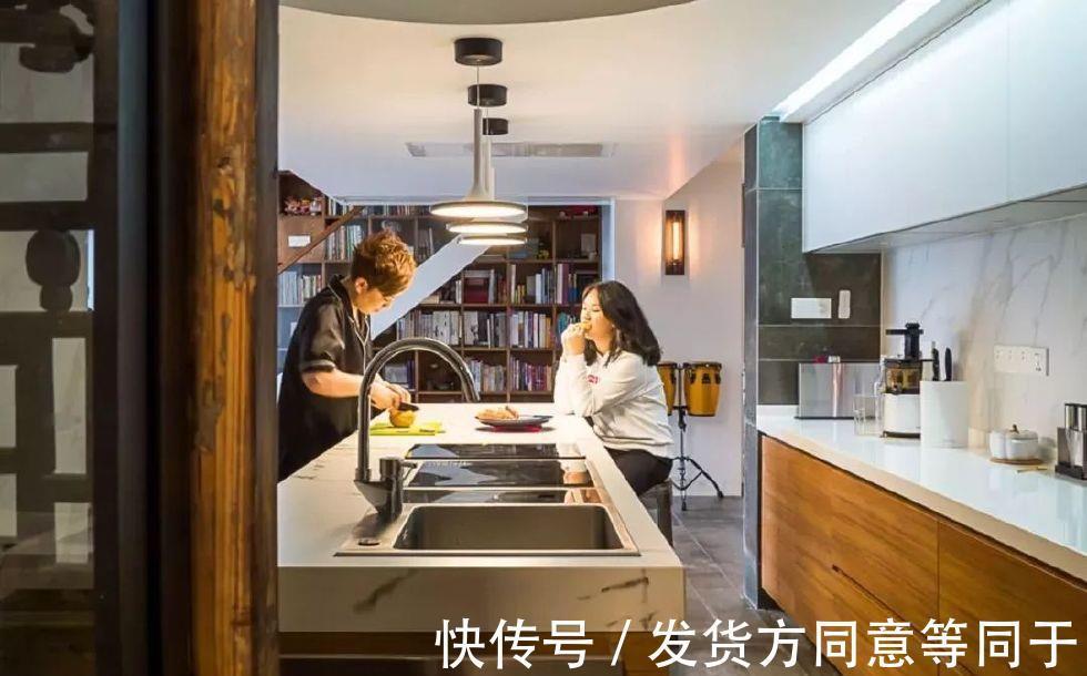 地板|老公不顾反对在地板下养鱼，老婆气到哭，半年后回到家彻底懵了