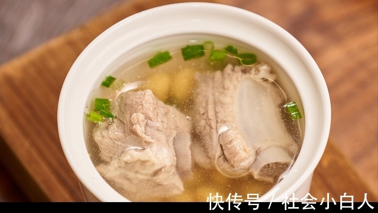 焯水|排骨一焯水就变柴？原来是用错了水，教你正确操作，排骨鲜嫩不柴