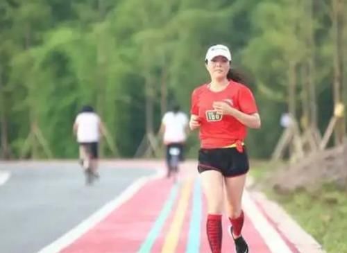 肝脏变硬,身体有4征兆,肝胆科医生:牢记2点,清理肝毒