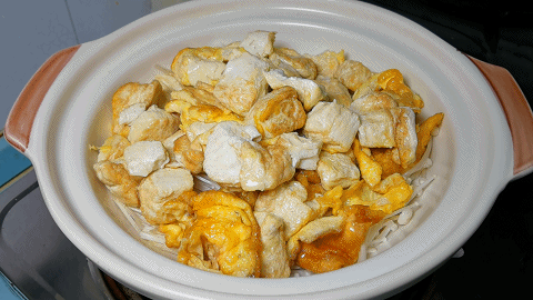 豆腐里打入两个鸡蛋，再用砂锅一焖，香嫩爽滑，最后汤汁都不想剩