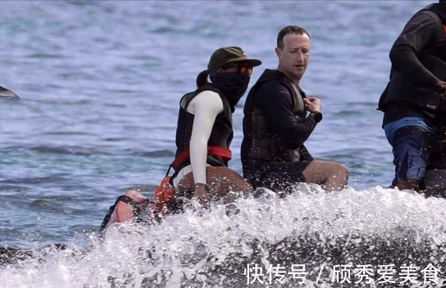 扎克伯格和华裔妻子海边度假！又穿200块拖鞋，两人穿黑白配好甜