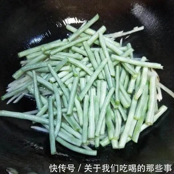 豇豆段|豇豆一炒就变色?教你做法,不焯水不过油,嫩绿又爽脆,还入味
