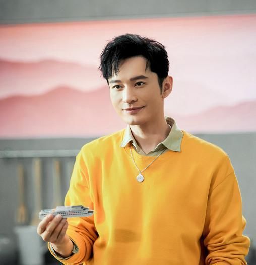 拉手 黄晓明“牵手”赵丽颖上楼梯,而谁注意两人拉手方式?太不克制了