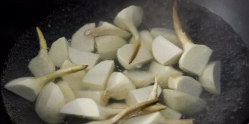 这样烧红烧肉好吃,小火慢炖是窍门,吃起来肥而不腻,入口即化