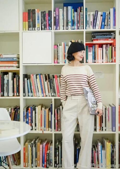 年过50的女人别总穿卫衣打底裤，显老！瞧三木妈妈穿搭，真优雅