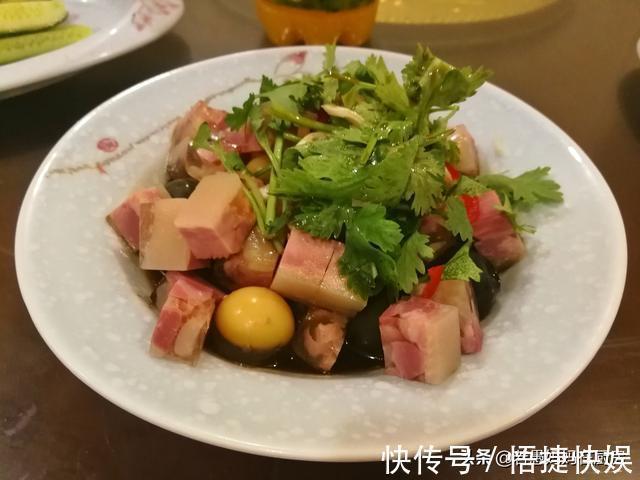 8道凉菜，15道热菜，农家院的团圆饭总花费588元，网友说：太值了