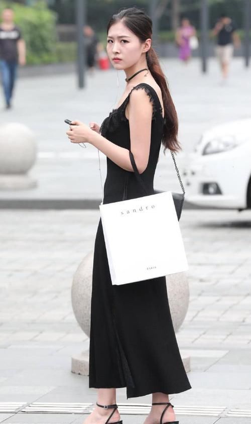 街拍美女小姐姐黑色吊带长裙,优雅高贵,彰显东方女人的气质美