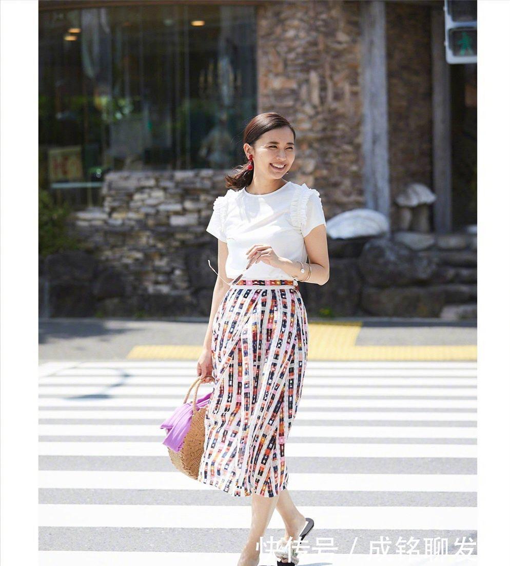 单品|时髦精是这样穿“白T恤”的,显白衬肤又能提升气质,简单又减龄