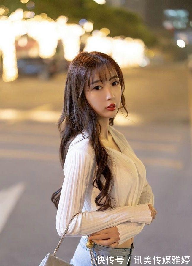 美女|美女的白色上衣搭配牛仔裤，不仅显瘦显身材，彰显出甜美女神风范