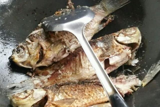 鱼汤熬不成奶白色？看了大厨才明白，原来用错水了，难怪不好喝