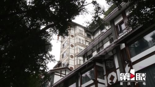 中年|重庆市民打卡洪崖洞 发现“洞”字有问题