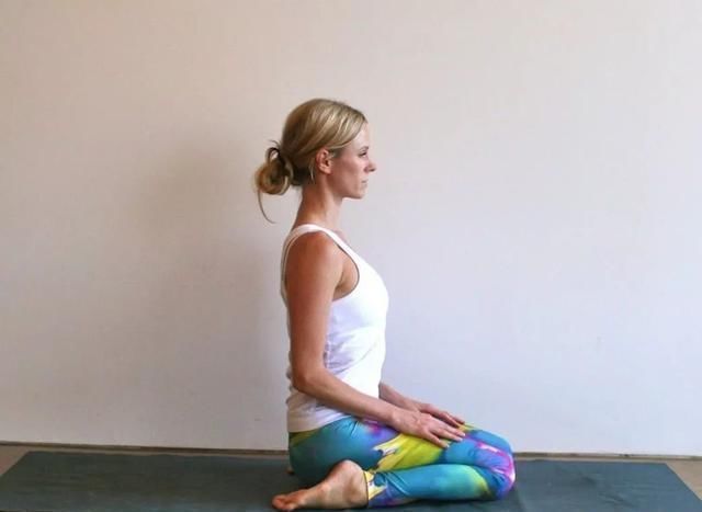 英雄|瑜伽英雄坐：脚踝疼，膝盖不舒服，臀部坐不下去，怎么办？