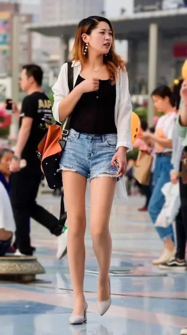 街拍:小姐姐身穿条纹吊带,看上去经典又时尚,彰显独有气息