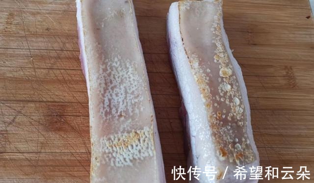 松肉针|五花肉别再红烧了，试试做成脆皮版，色泽金黄，酥脆鲜香，超好吃！