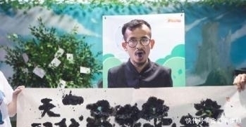 作画|艺术家用舌头作画 仅用20分钟完成惊世画作