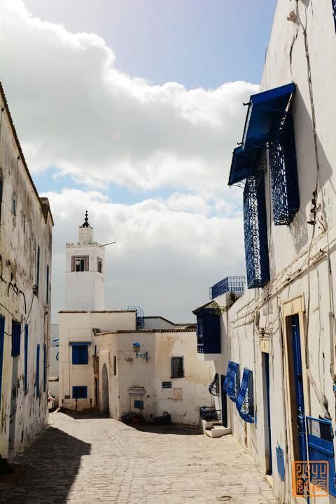 春雪|非洲最梦幻蓝白小镇,在草席咖啡馆抽水烟喝甜茶,这里的惬意不输圣托里尼