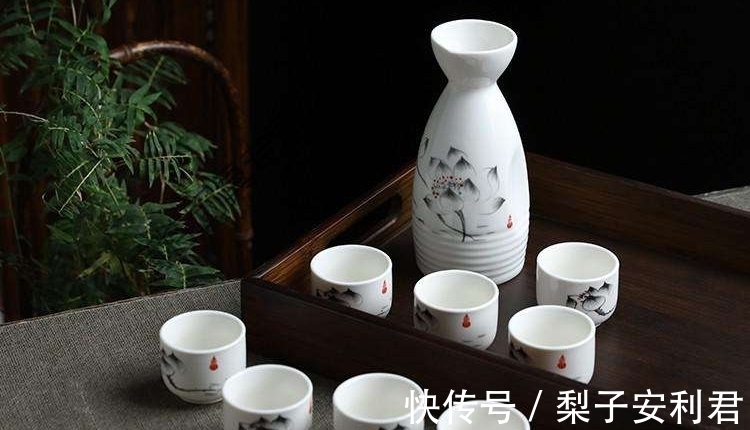 太守@黄庭坚畅饮美酒,抒写了一副楹联,脱口而出,却妙趣横生