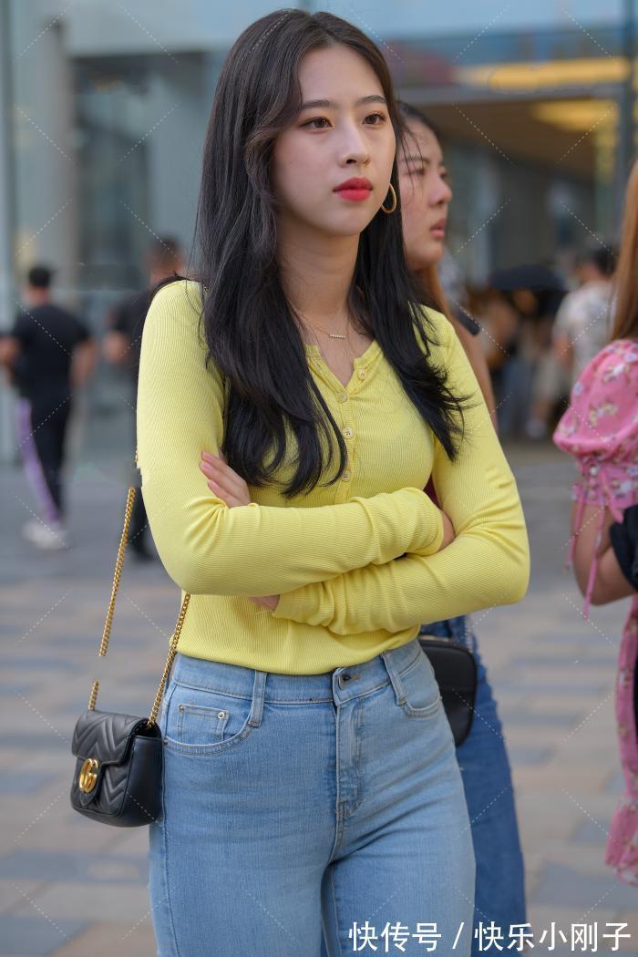 搭配|简单的单品也有魅力，修身打底搭配牛仔裤，穿出性感时尚