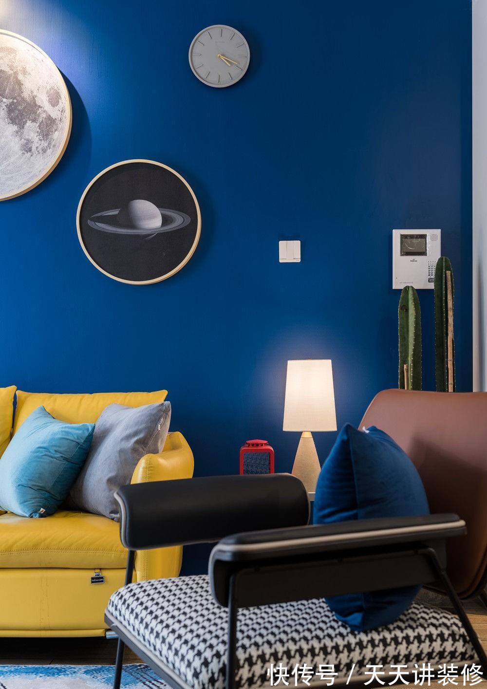 小星球|克莱因蓝加上亮丽黄,撞色的设计更为独特,满足我们对新家的设想